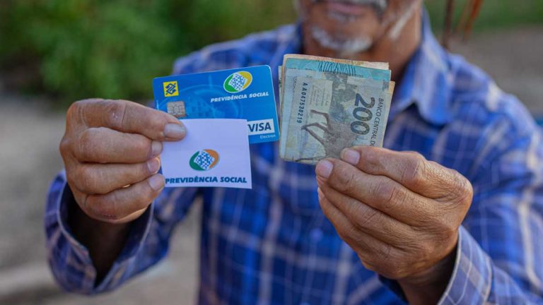 previdencia-social-dinheiro-homem-fdr-6